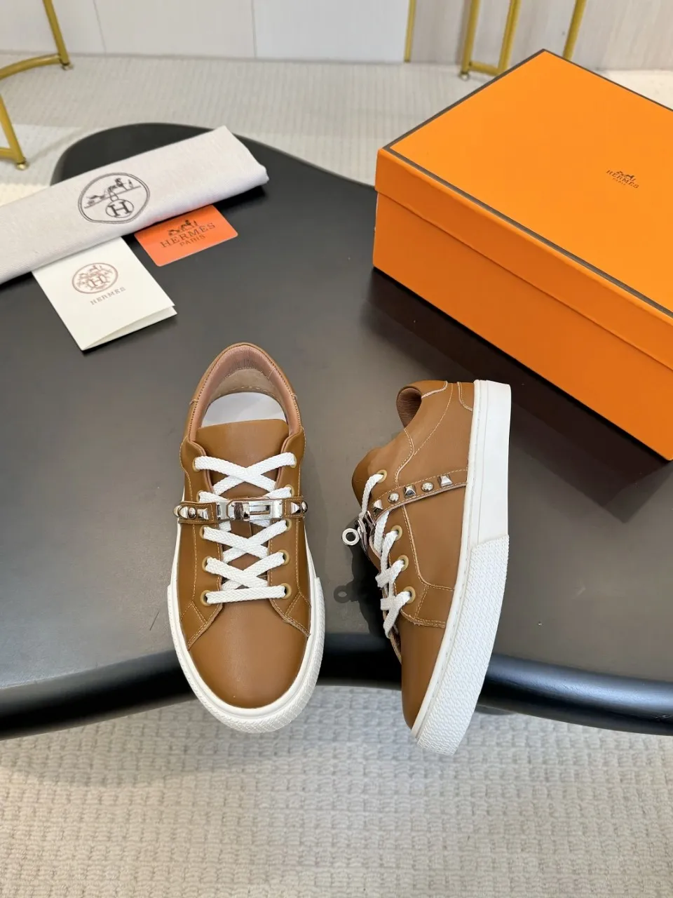 Men's Men's Shoes💰620❤️❤️❤️HERMES 2021 latest Kelly buckle white sneakers are online! The highest version on the market! Purchasing level quality! The H family rarely produces flat casual shoes, and they are styled with classic palladium-plated Kelly shoe buckles! Create a fashionable urban look that perfectly embodies the noble and elegant style of Hermès! Material selection: Fabric imported cowhide, lining + foot pads imported sheepskin, original molded TPU outsole, heavy gold molded kelly buckle full of texture Size: Female: 35-41 (41 is not returnable) Male: 39-45 (45 is not returnable)
